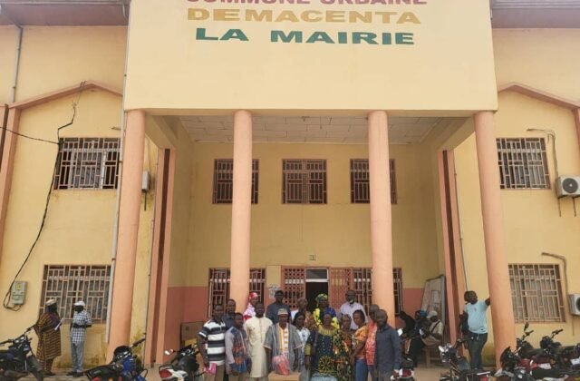 Don d’ordinateurs, d’imprimantes et de matériel d’assainissement : la Commune remercie un fils de Macenta