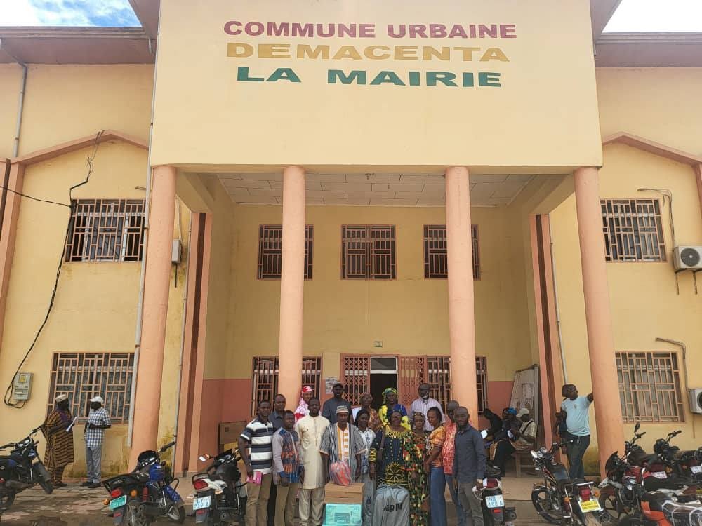 Don d’ordinateurs, d’imprimantes et de matériel d’assainissement : la Commune remercie un fils de Macenta