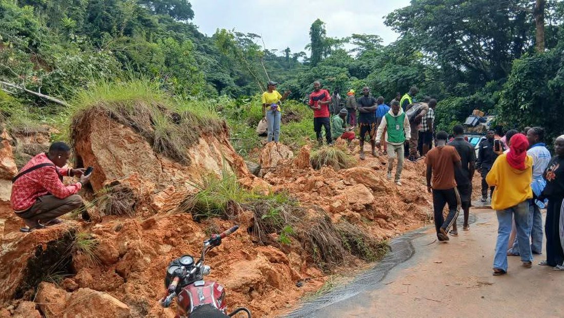 Route Macenta – N’Zérékoré : éboulement à Zobroma, la chaussée en cours de dégagement