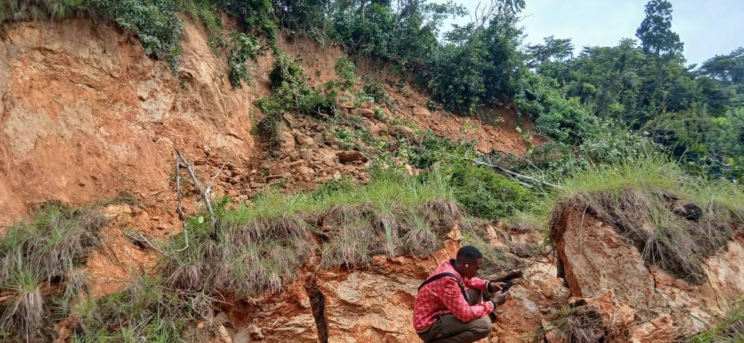 Le talus effondré au bord de la route, à Zobroma