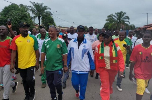 Les participants au marathon de la Semaine de l'Indépendance dans les rues de Macenta