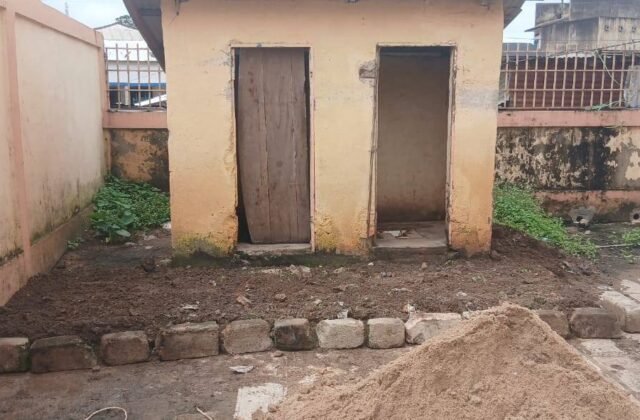 Siège de la Mairie : les toilettes extérieures assainies et réhabilitées