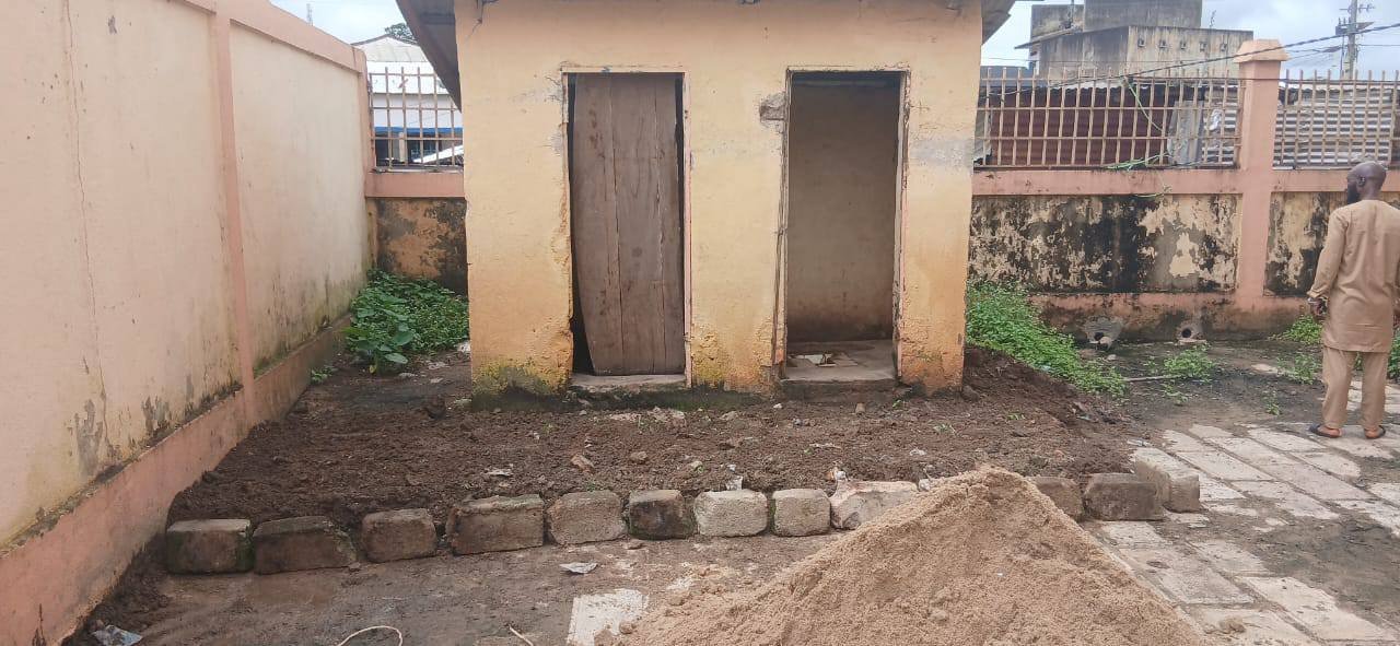Siège de la Mairie : les toilettes extérieures assainies et réhabilitées